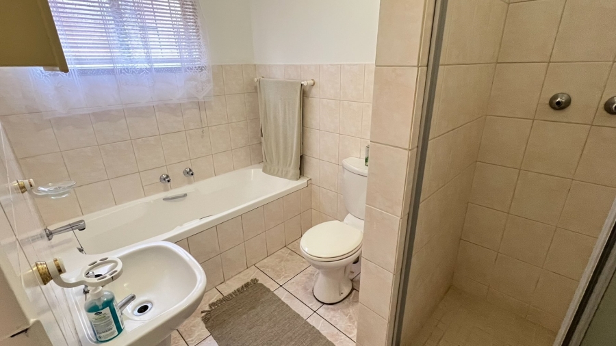 4 Bedroom Property for Sale in Langenhovenpark Free State
